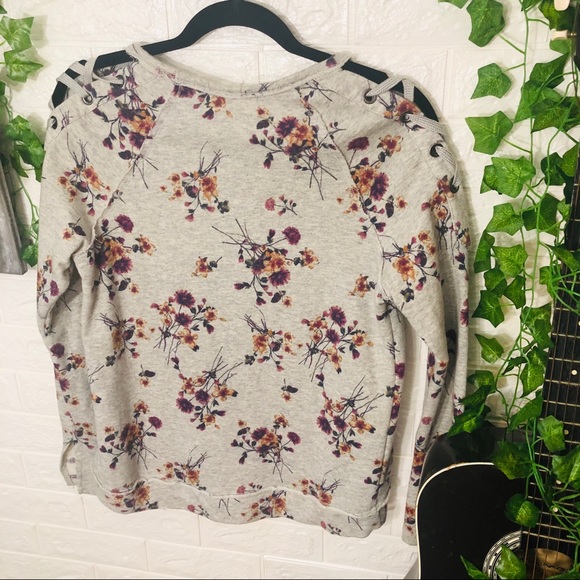•🌼3/$30🌼Xhiliration Grey Floral Printed Crew Neck Sweater Size Medium - Picture 12 of 16